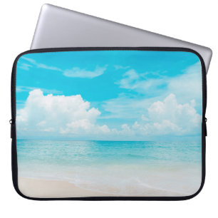 Schöner tropischer Strand mit blauem Himmel und we Laptopschutzhülle