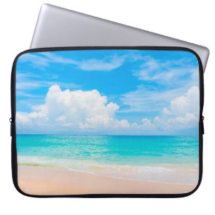 Schöner tropischer Strand mit blauem Himmel und we Laptopschutzhülle
