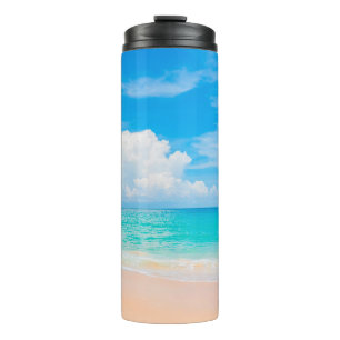 Schöner tropischer Strand mit blauem Himmel und we Thermosbecher