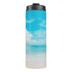 Schöner tropischer Strand mit blauem Himmel und we Thermosbecher