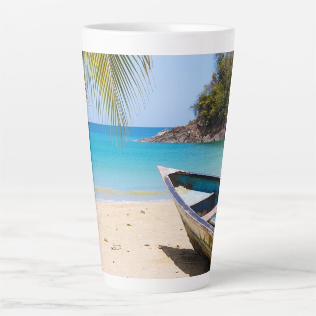Schöner tropischer Strand mit Rowboat Milchtasse (Vorderseite)