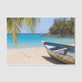 Schöner tropischer Strand mit Rowboat Seidenpapier