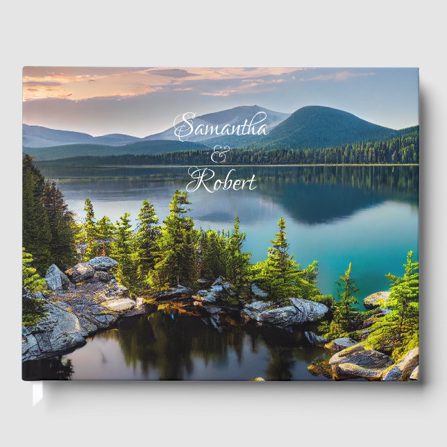 Schöner Türkissee Berge Pinienwald Gästebuch (Vorderseite)
