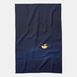 Schöner Vollmond in den blauen Mitternachtswolken Geschirrtuch
