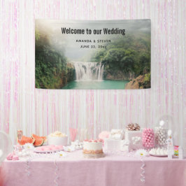 Schöner Wasserfall bei einer Hochzeit im Bergwald Banner