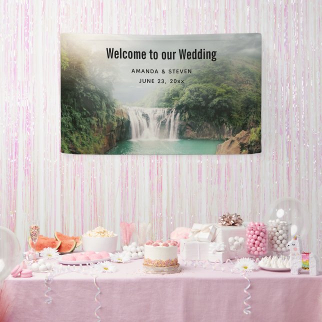 Schöner Wasserfall bei einer Hochzeit im Bergwald Banner (Party)