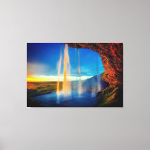 Schöner Wasserfall bei Sonnenuntergang Naturfotogr