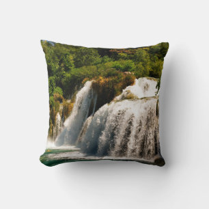 Schöner Wasserfall & Strom im Wald Kissen
