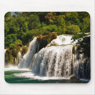 Schöner Wasserfall & Strom im Wald Mousepad