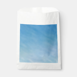 Schöner, weicher blauer Himmel mit träumerischen W Geschenktütchen