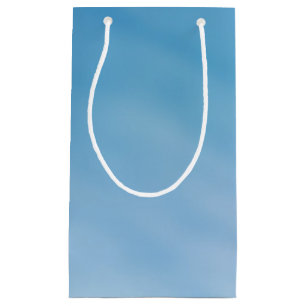 Schöner, weicher blauer Himmel mit träumerischen W Kleine Geschenktüte