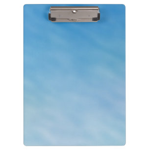 Schöner, weicher blauer Himmel mit träumerischen W Klemmbrett
