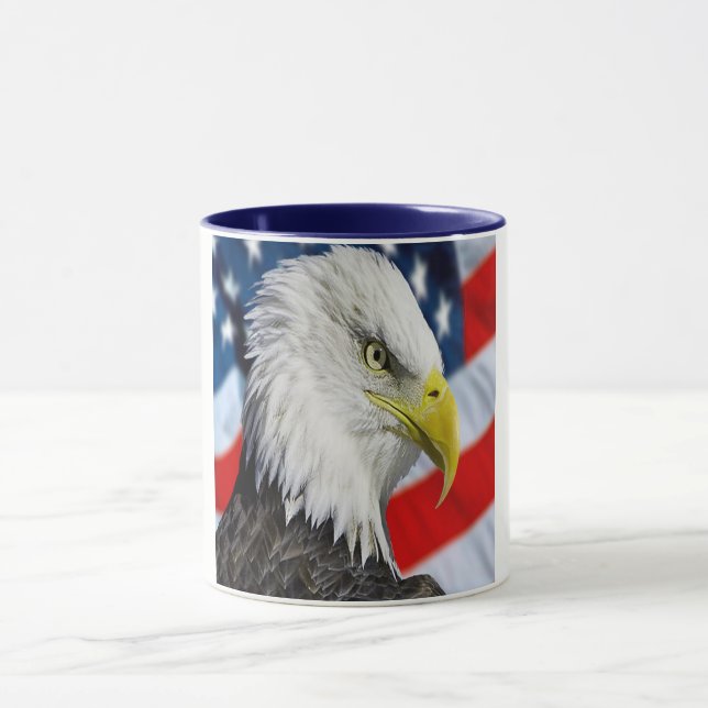 Schöner Weißkopfseeadlerkopf und eine Tasse (Zentrum)