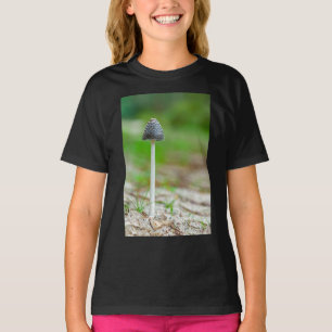 Schöner Wildpilz auf einem Herbstfeld T-Shirt