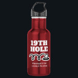 Schönes 19. Loch Wasserflasche Geschenk für Golfsp<br><div class="desc">Das schöne 19. Loch Wasserflasche Geschenk für den Golfspieler. Humorvolles Design für Golffreunde. Erstelle einen für Vater,  Mann,  Freund,  Onkel,  Bruder,  Großvater,  Lehrer,  Trainer,  Kaddie,  Chef,  Mitarbeiter,  Freund,  etc. Erhältlich in Metallic Rot und anderen Farben. Niedlicher Golfball und Putting-Loch-Illustration.</div>