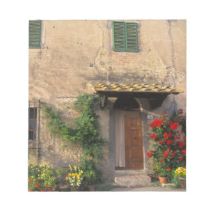 Schönes altes Haus mit Blumen in San Gimignano Notizblock