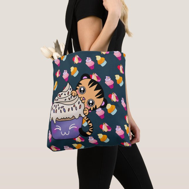 Schönes Baby Tiger-Munching auf dem Cupcake Tote B Tasche (Von Nahem)