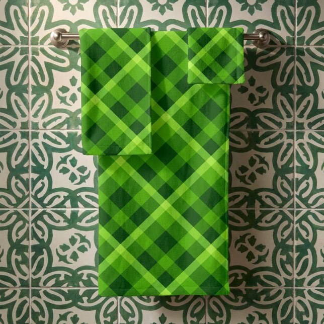 Schönes Baum Grün Kariert Bath Handtuch Set (Beautiful Tree Green Plaid Bath Towel Set hanging on a towel rack against tiled wall in a bathroom.)