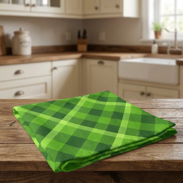 Schönes Baum Grüne Karierte Küche Handtuch (Beautiful Tree Green Plaid Kitchen Towel folded on a wooden kitchen counter.)