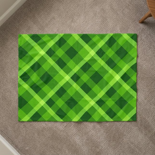 Schönes Baumgrün Kariertes Fleece Blanket (Top down view of Beautiful Tree Green Plaid Small Fleece Blanket on a carpet floor in a home.)