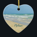 Schönes Beach Foto Personalisiert Herzlich Willkom Keramik Ornament<br><div class="desc">Wunderschönes,  herzenförmiges Stranddekor mit herrlicher Küstenfotografie,  die an einem sonnigen Sommertag an einem hübschen Sandpferd stehend am Ufer der Ozeanwellen wirkt. Schöne blaue Wellen rollen auf dem Sandstrand,  wo Ihr Name in niedlicher aquamariner Typografie personalisiert ist. Ein schönes Weihnachtsgeschenk für eine Tochter,  Mutter,  Großmutter oder Enkelin.</div>