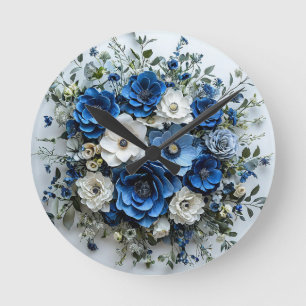 Schönes Blau-Weiß-Blumenarrangement Runde Wanduhr