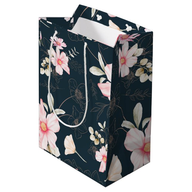 Schönes Blütenmuster Blau Mittlere Geschenktüte (Rückseite Schrägansicht)