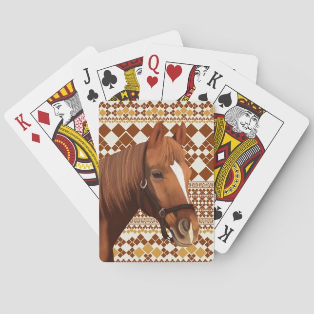 Schönes, braunes Pferd über das geometrische Muste Spielkarten (Rückseite)