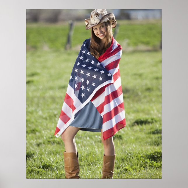Schönes Cowgirl in amerikanischer Flagge verpackt Poster (Vorne)