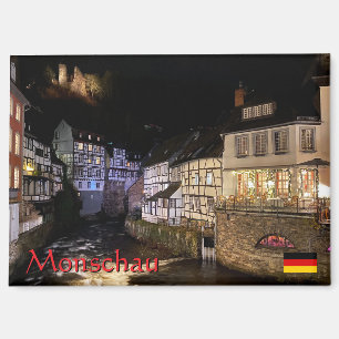 Schönes deutsches Dorf Monschau im Winter Reise Magnet