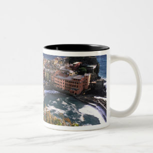 Schönes Dorf Vernazza in der Cinque Zweifarbige Tasse