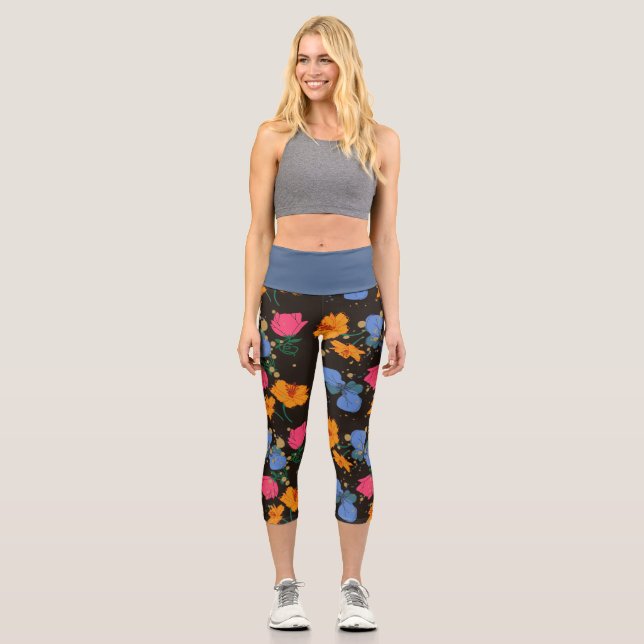 Schönes dunkles Blumenmuster Capri Leggings (Vorderseite)