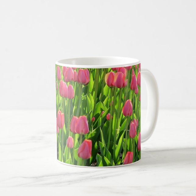 Schönes Feld mit rosa Tulpen Kaffeetasse (VorderseiteRechts)