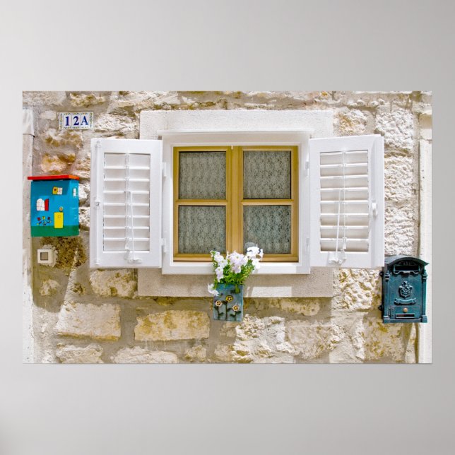Schönes Fenster mit Fensterläden Poster (Vorne)