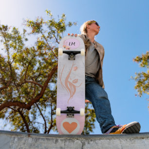 Schönes Girl Mit Monogramm Skateboard
