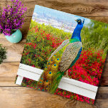 Schönes Green Blue Peacock Foto Stilvoll elegant<br><div class="desc">Nichts ist so atemberaubend wie ein königsblauer Pfau mit seinen blauen, jugendfarbenen Federn, gegenüber einem leuchtend roten blühenden Busch mit Blick auf einen südkalifornischen Hafen. Feiern Sie jeden Tag seine Schönheit, wenn Sie an diesem einzigartigen, farbenfrohen Puzzle für Fotografie arbeiten. Ein tolles Geschenk für jemanden, der etwas Besonderes ist! Kommt...</div>