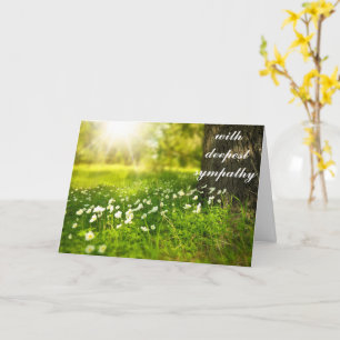 Schönes grünes Tal mit weißen Blumen Beileid Karte