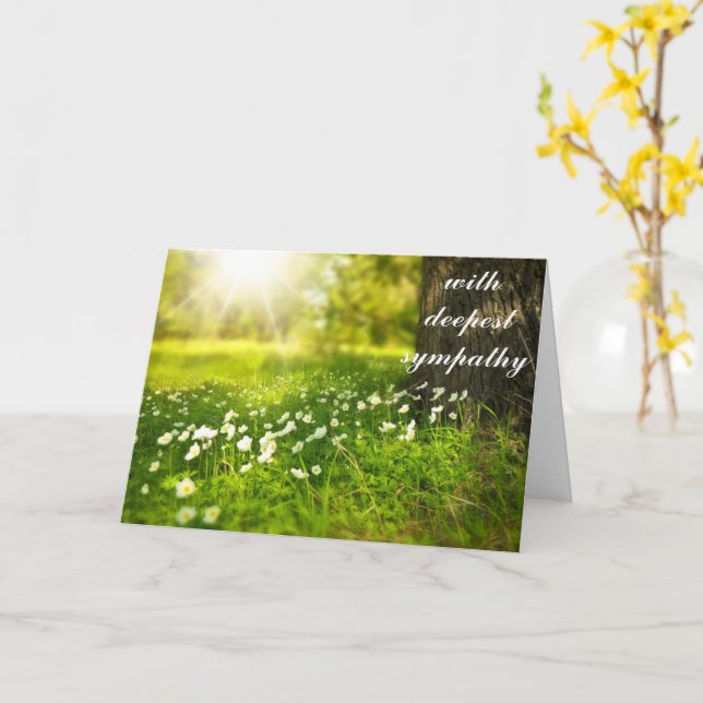 Schönes Grünes Tal mit weißer Blume Beileid Karte (Gelbe Blume)