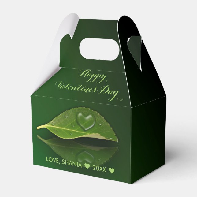 Schönes, herzförmiges Wassertropfen auf der linken Geschenkschachtel (Vorderseite)