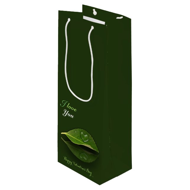 Schönes, herzförmiges Wassertropfen auf der linken Geschenktüte Für Weinflaschen (Vorderseite Schrägansicht)