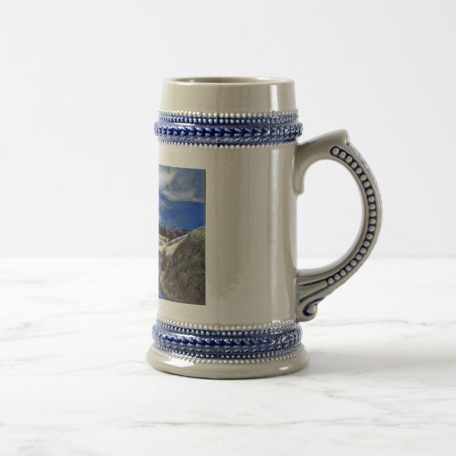 Schönes Land auf einem Stein Bierglas (Rechts)