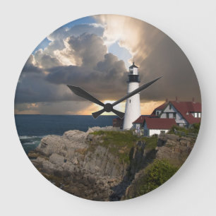 Schönes Leuchtturm über die Uhr der Wall des Ozean