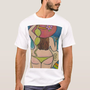 Schönes Mädchen im Bikini T-Shirt