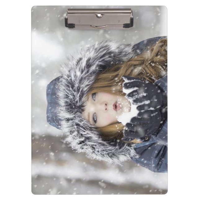 Schönes Mädchen im Winter mit Schnee Klemmbrett (Vorderseite)