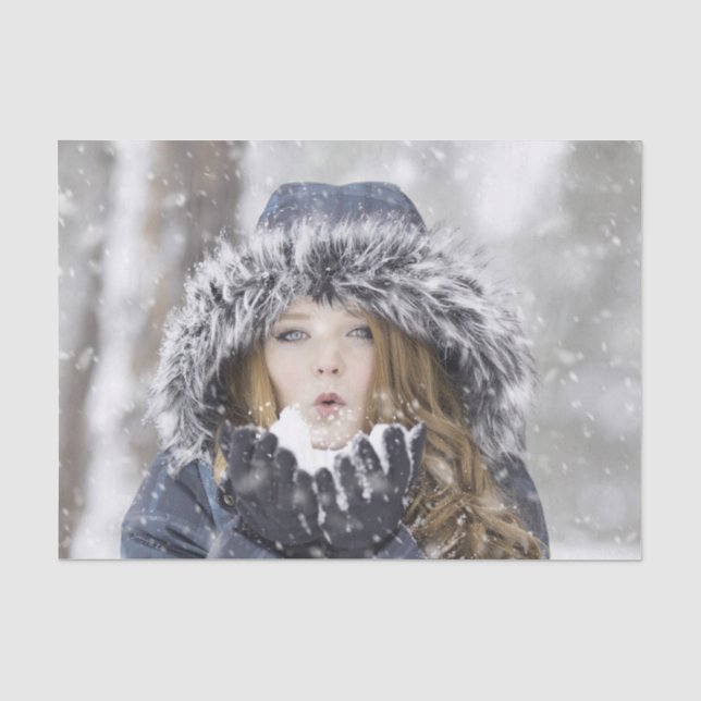 Schönes Mädchen im Winter mit Schnee Seidenpapier (Vorderseite)