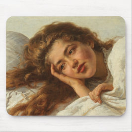 Schönes Mädchen liegt im Bett mit rotem Haar Mousepad