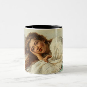 Schönes Mädchen liegt im Bett mit rotem Haar Zweifarbige Tasse