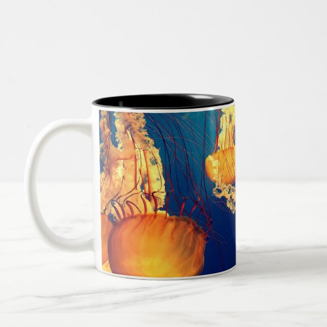 Schönes Meeresleben: Goldene Quallen Zweifarbige Tasse (Links)