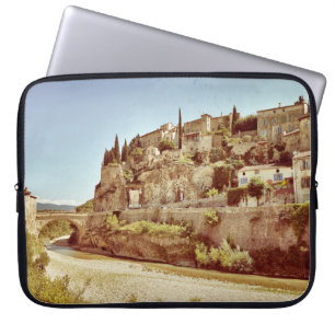 Schönes mittelalterliches Dorf Vaison la Romaine,  Laptopschutzhülle