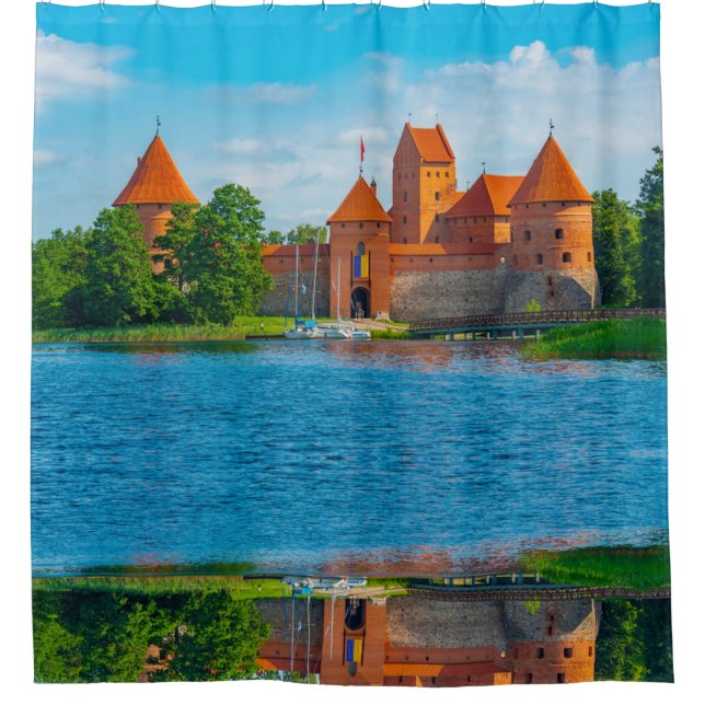 Schönes mittelalterliches Schloss am Blue Lake Duschvorhang (Vorderseite)